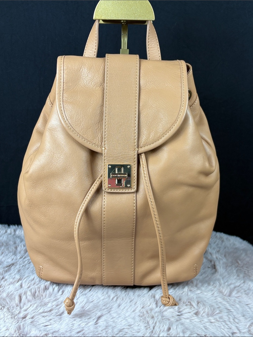 VINTAGE ISAAC MIZRAHI TAN LEATHER TURN-LOCK DRAWSTRING BACKPACK